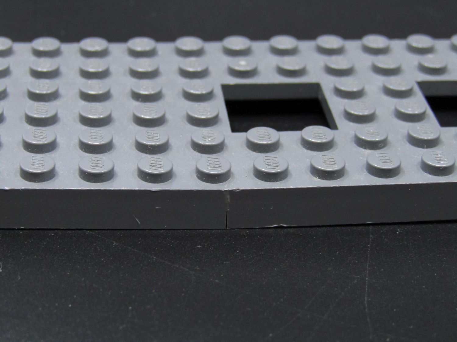 Lego® podvozek vlaku 6x28 - tmavě šedý - dark bluish gray - PRASKLINA Z BOKU