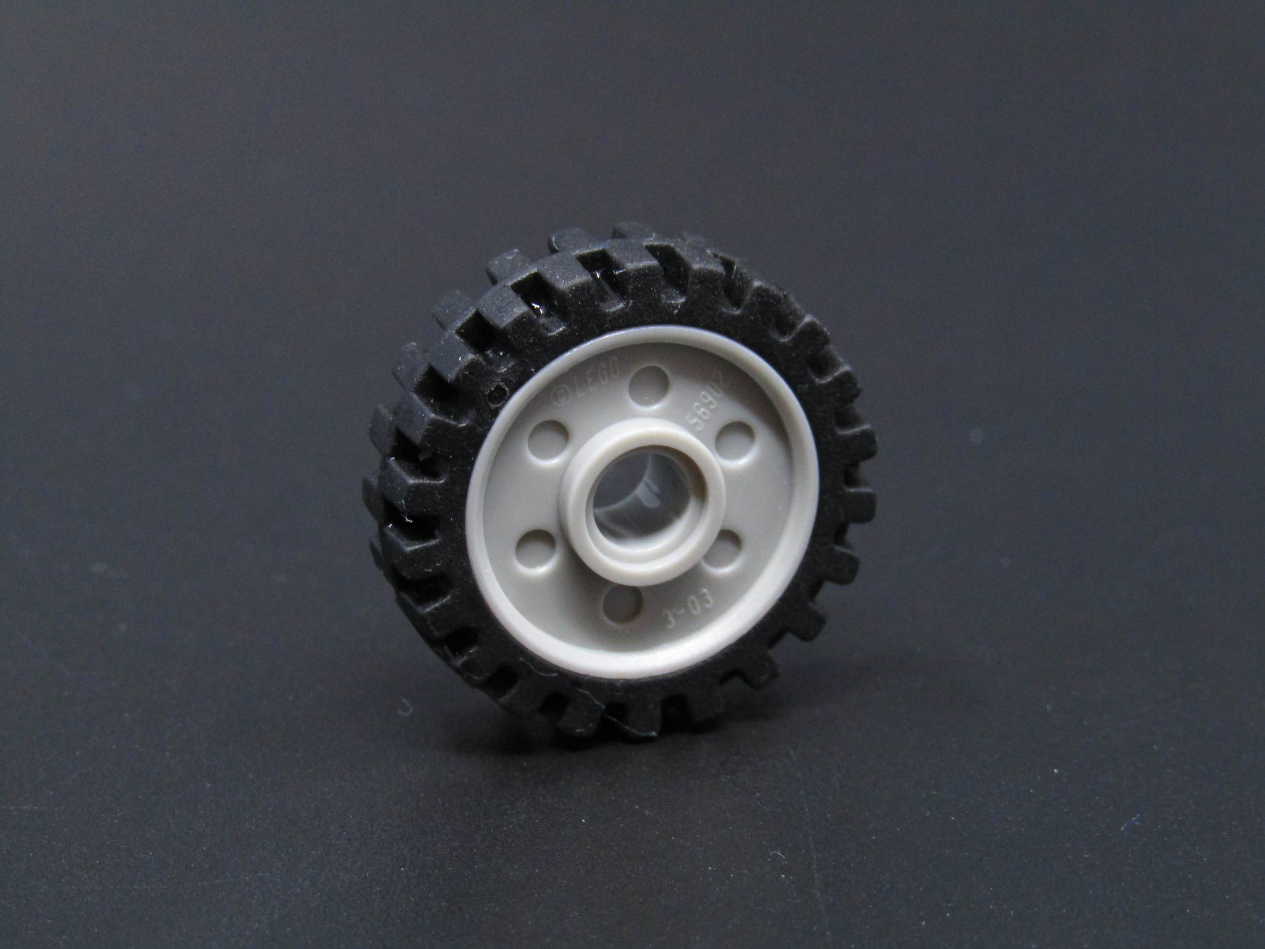 Lego kompletní kolo 24x7 - světle šedé - light bluish gray