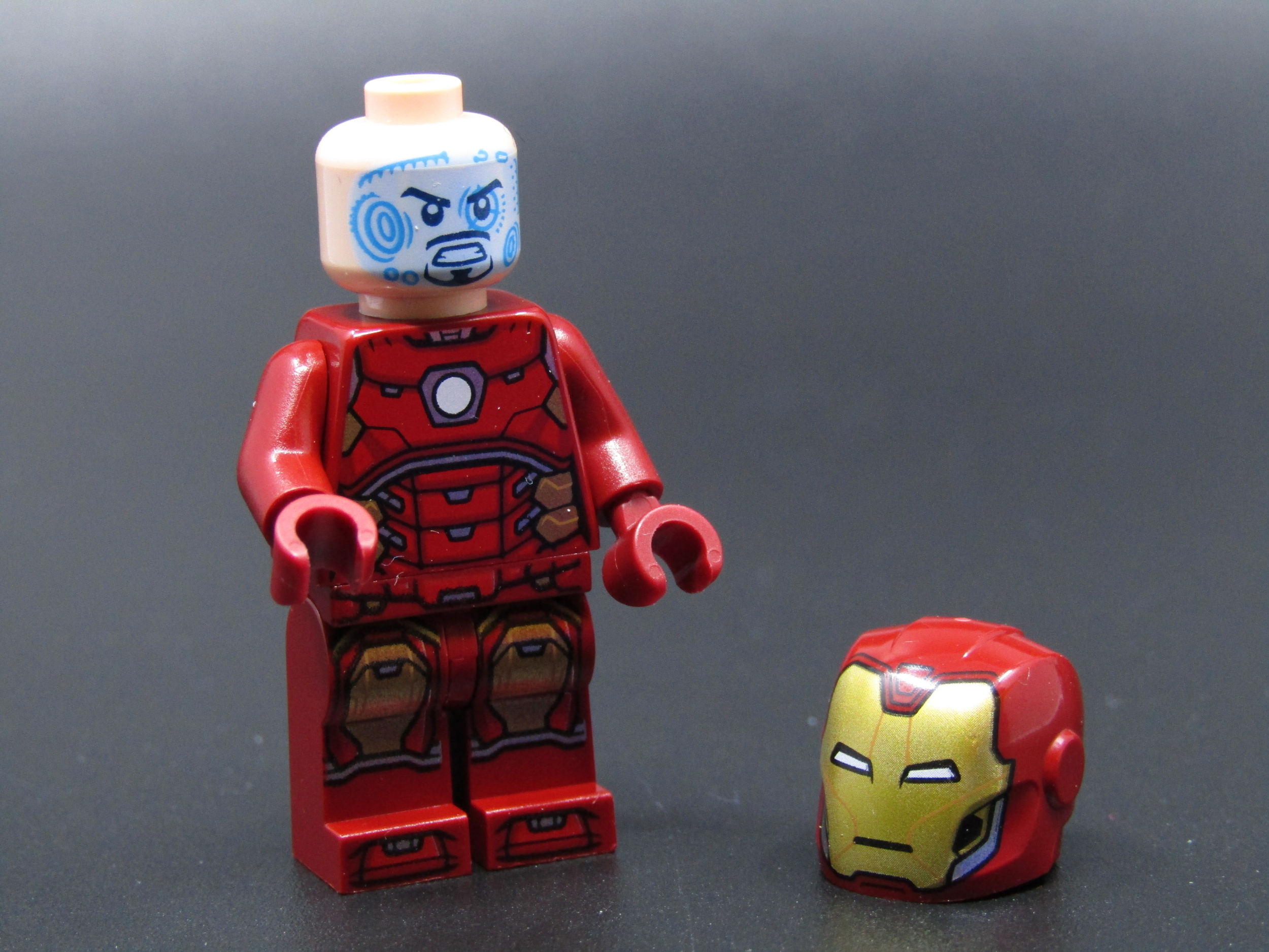 Lego figurka Super Heroes - Iron Man - PRASLKÁ RUKA, ODŘENÉ OBLIČEJE