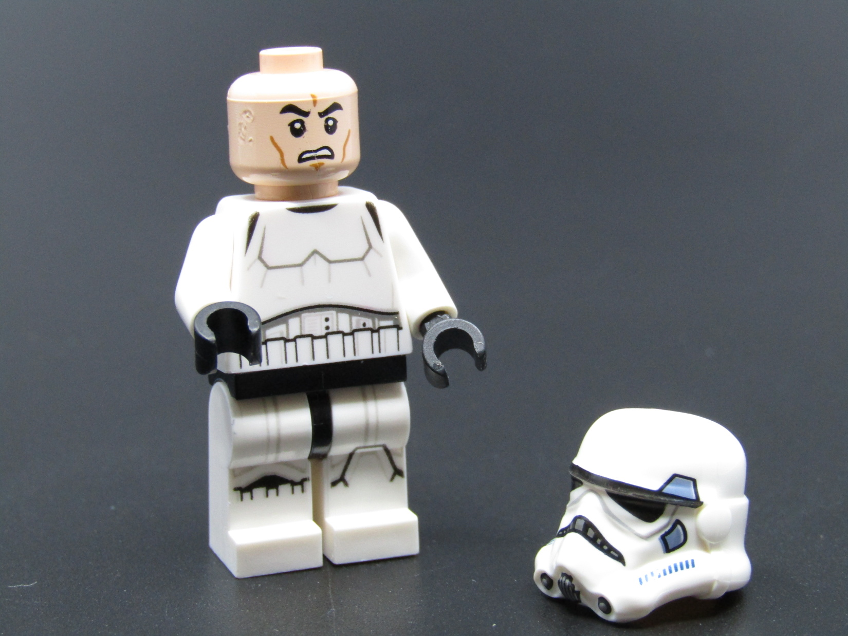 Lego figurka Star wars - Imperial Stormtrooper - PRASKLÁ RUKA