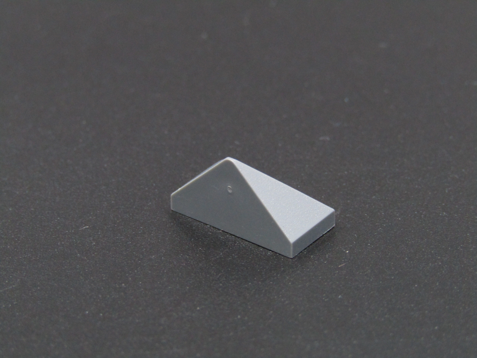 LEGO® šikmá kostička - stříška 1x2 - tmavě šedá - dark bluish gray