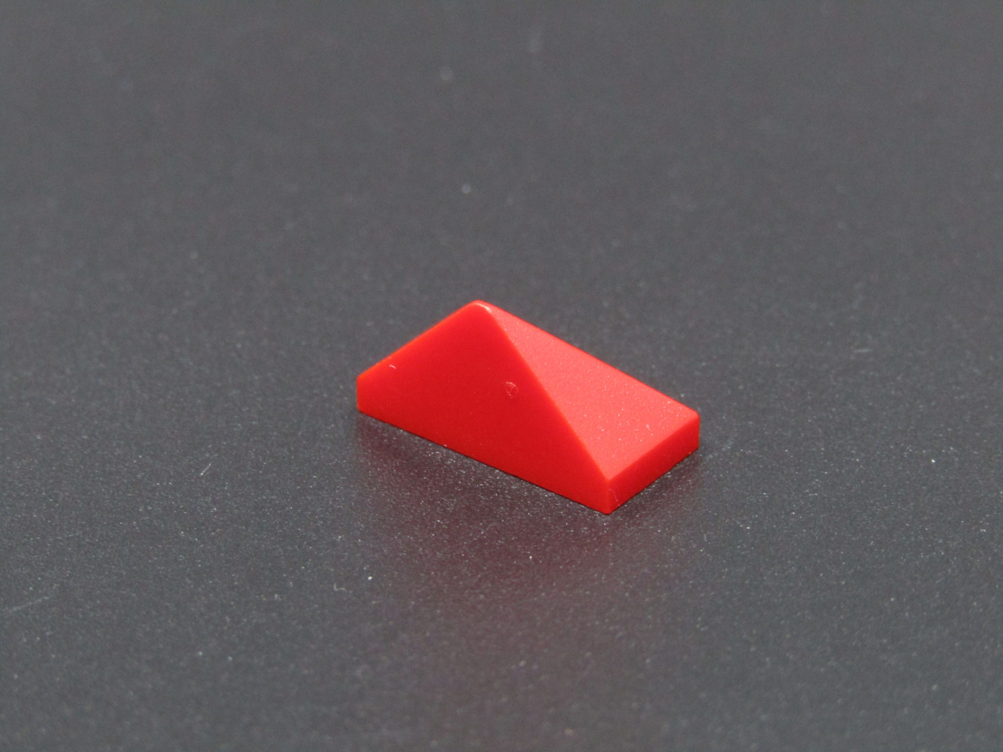 LEGO® šikmá kostička - stříška 1x2 - červená