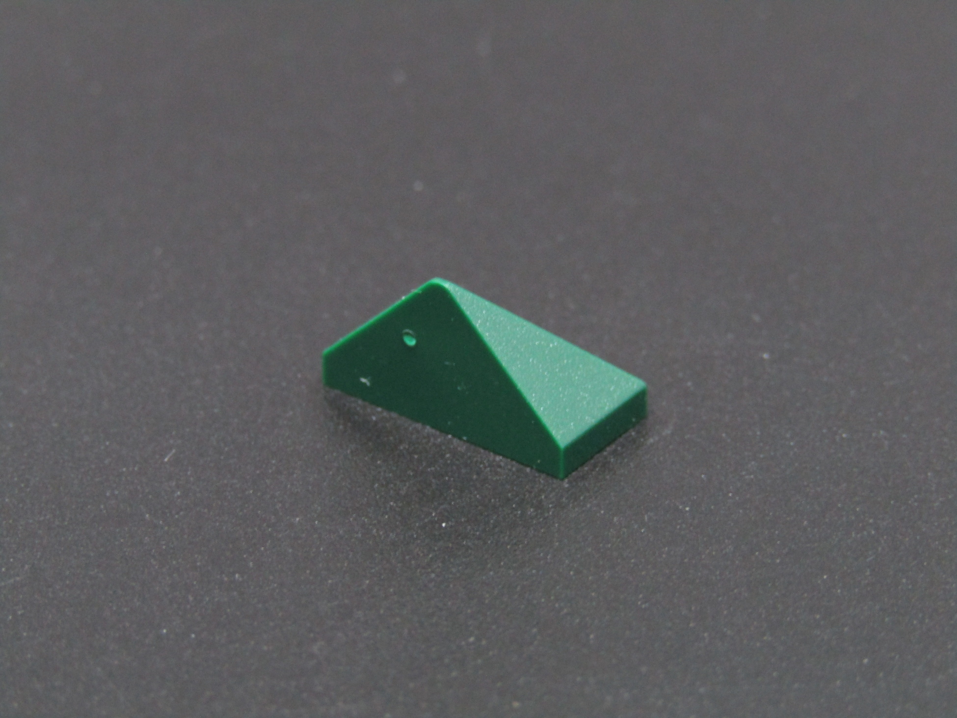 LEGO® šikmá kostička - stříška 1x2 - tmavě zelená