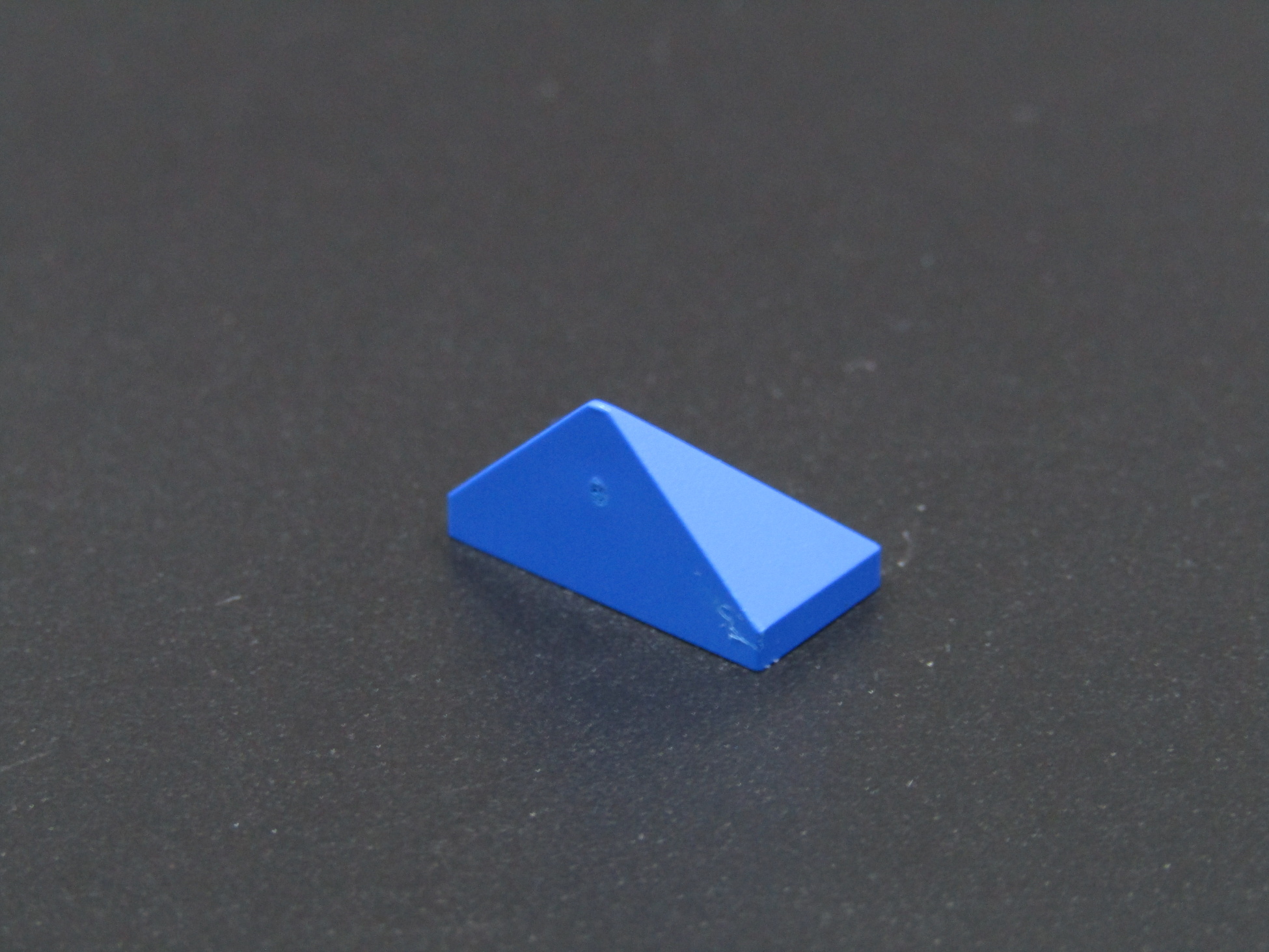 LEGO® šikmá kostička - stříška 1x2 - modrá