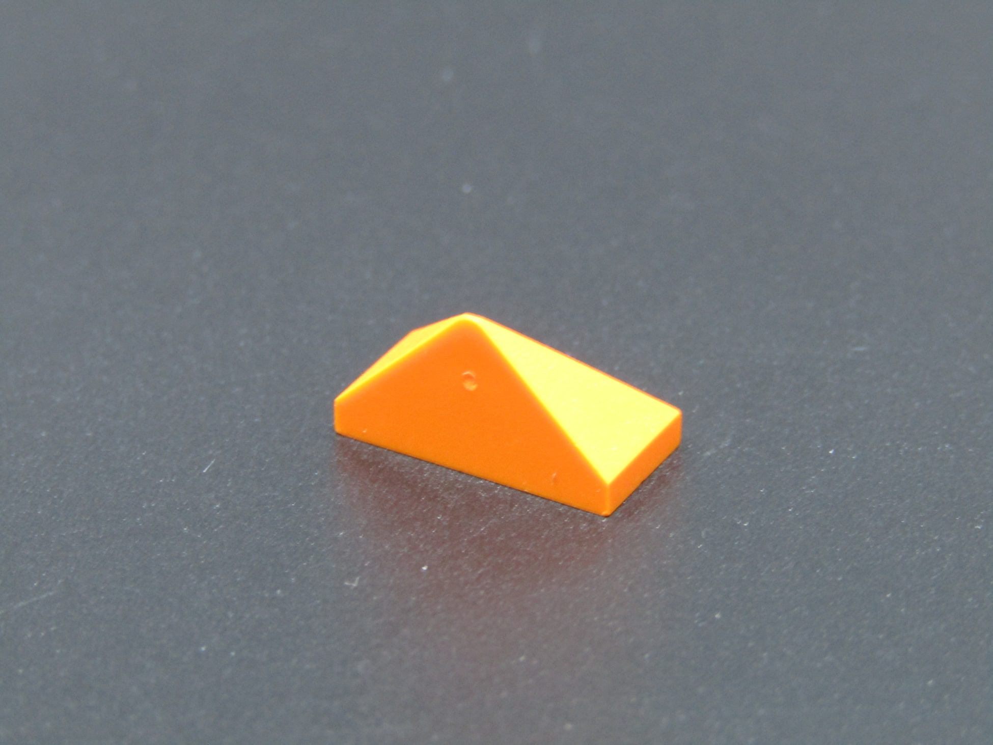 LEGO® šikmá kostička - stříška 1x2 - oranžová