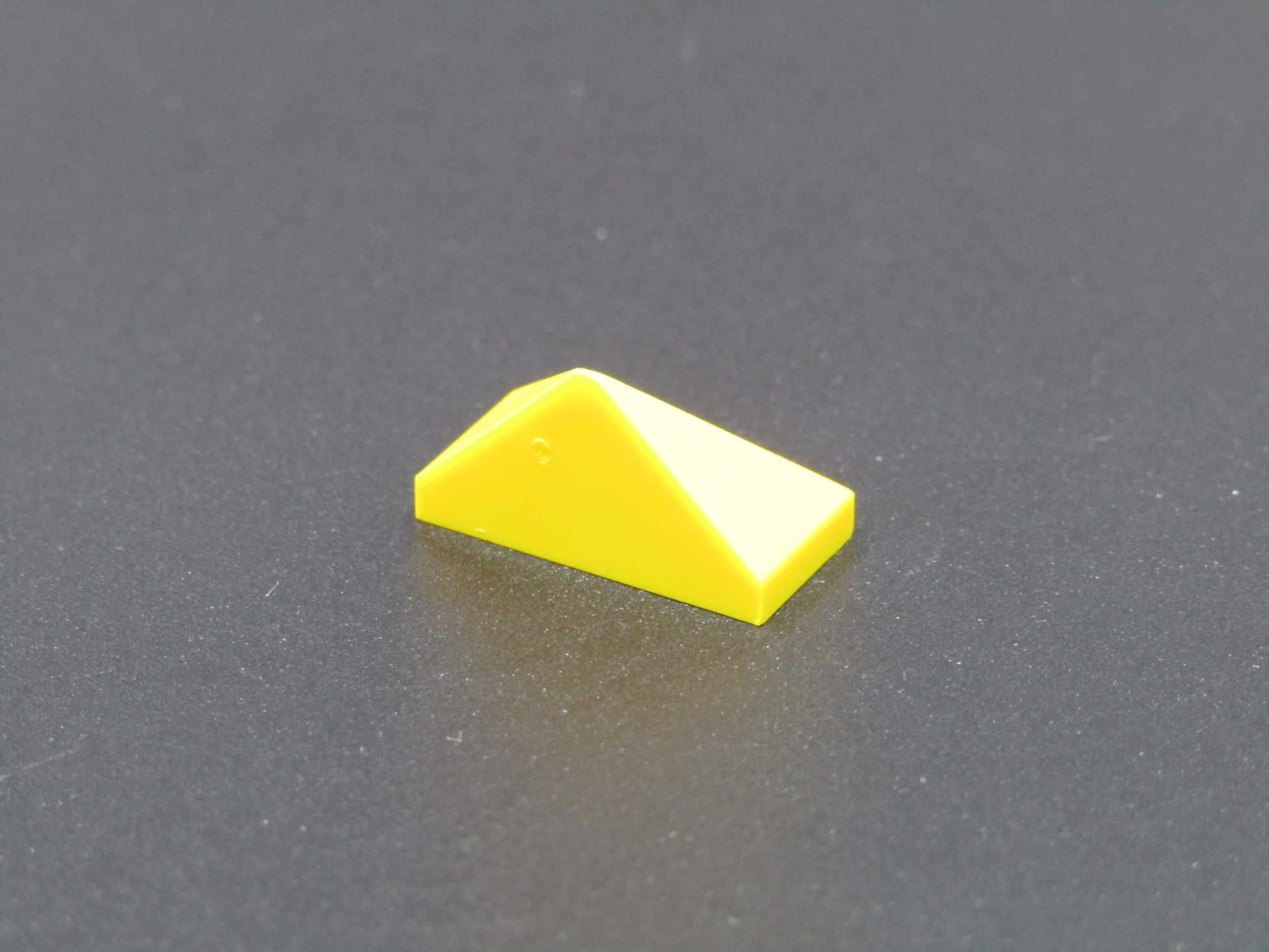LEGO® šikmá kostička - stříška 1x2 - žlutá