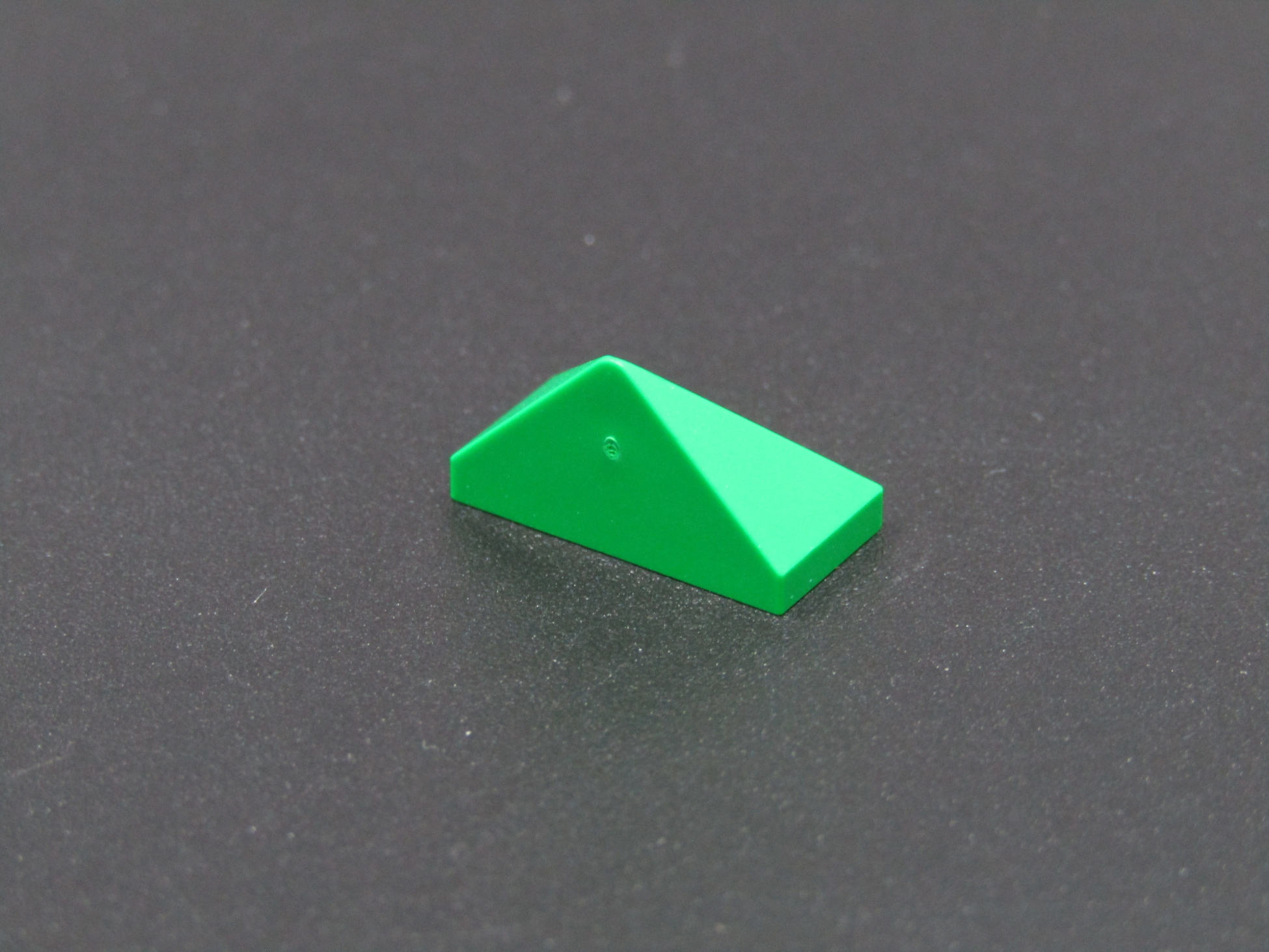 LEGO® šikmá kostička - stříška 1x2 - zelená