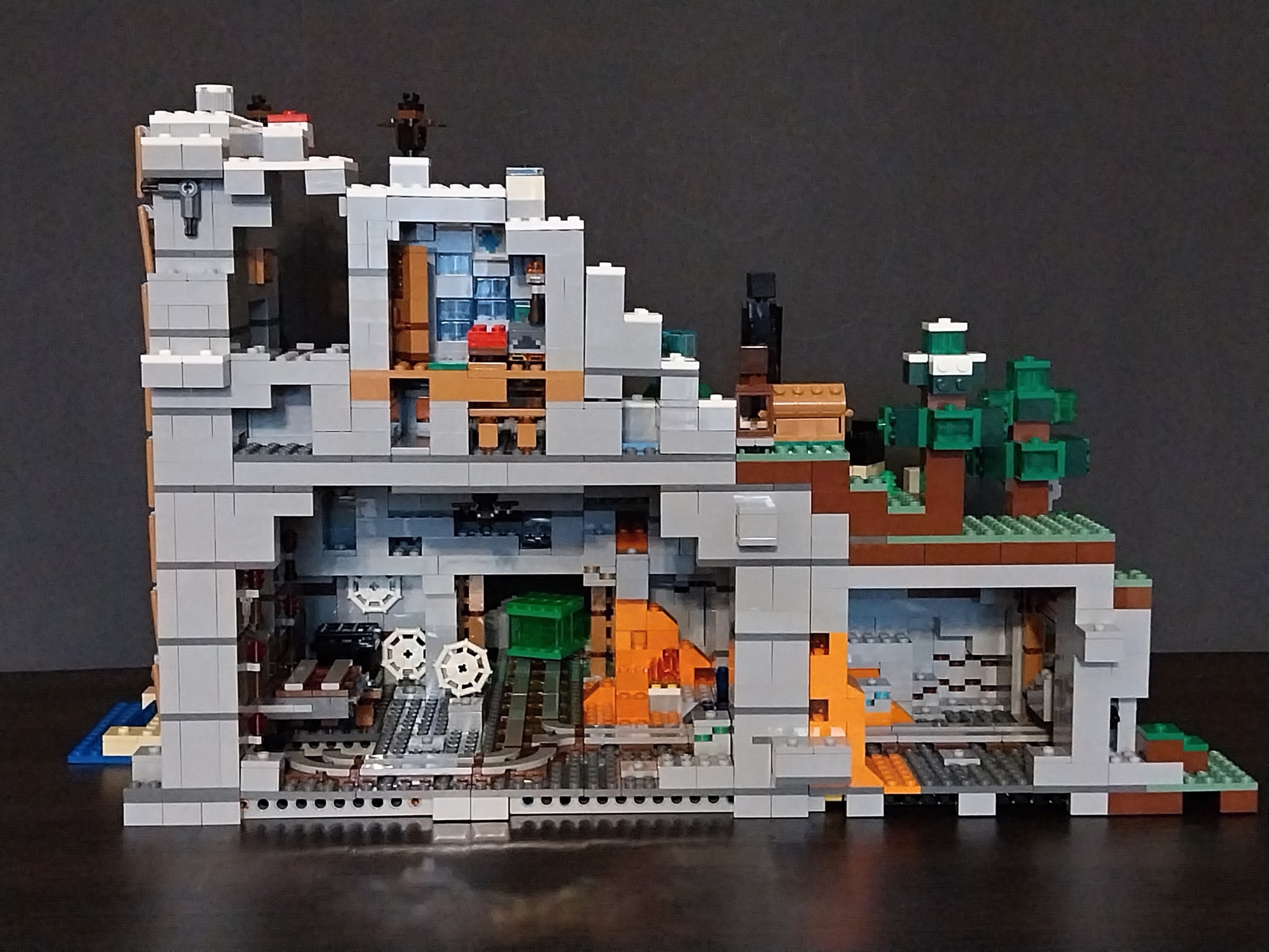 LEGO® Minecraft® 21137 Jeskyně v horách - POUŽITÉ