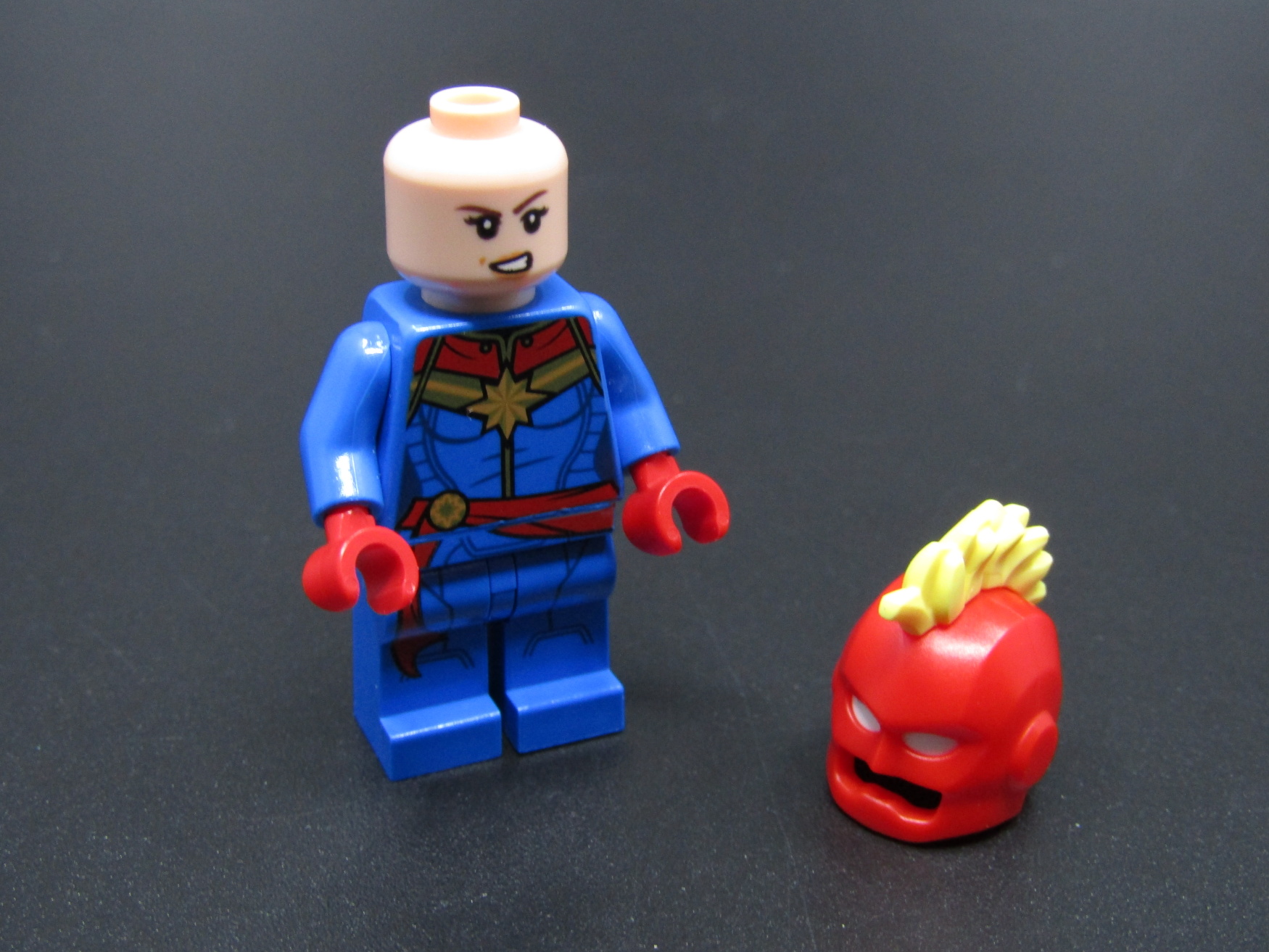 Lego figurka Super Heroes - Captain Marvel
