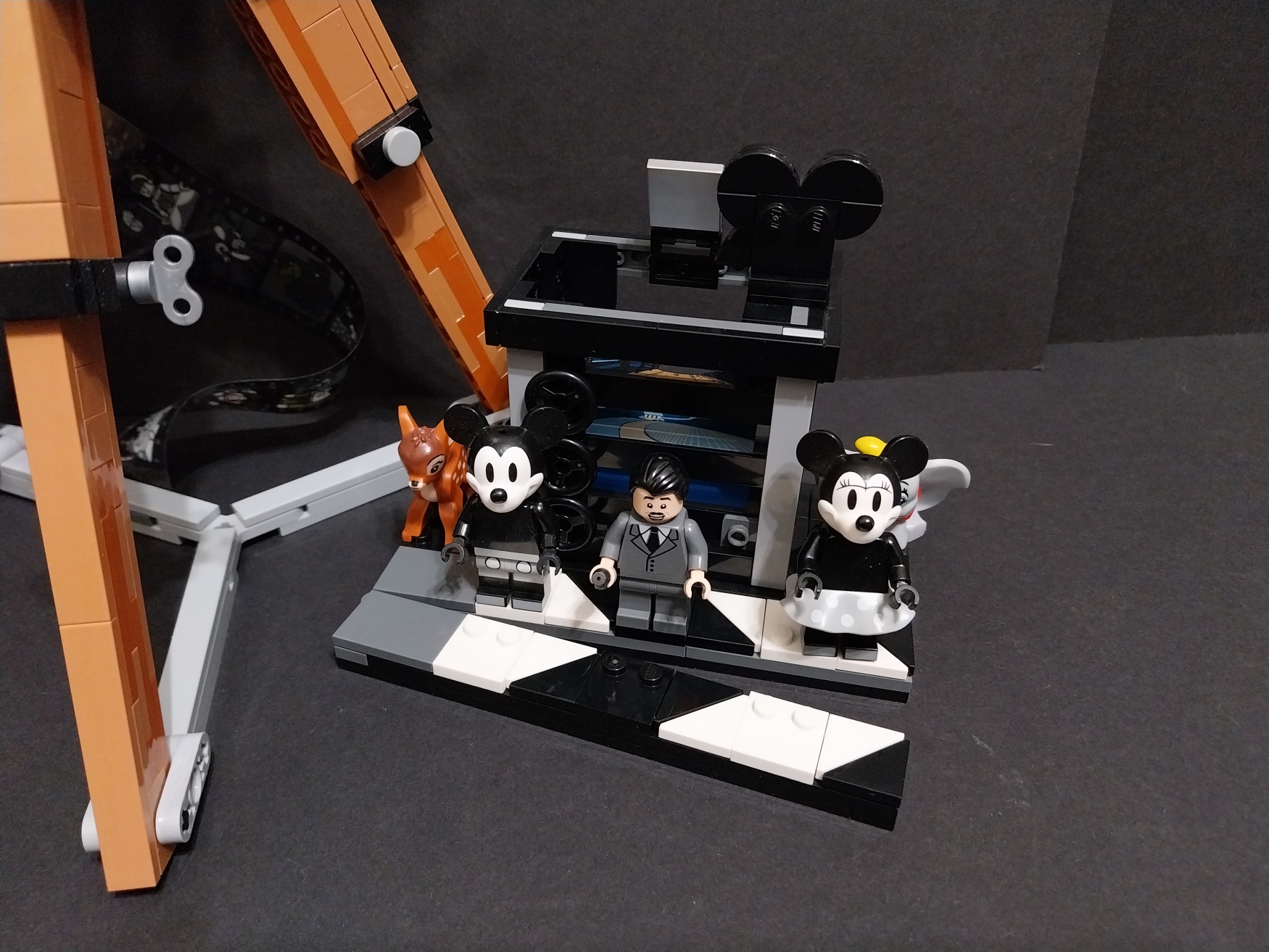 LEGO® Disney™ 43230 Kamera na počest Walta Disneyho - POUŽITÉ