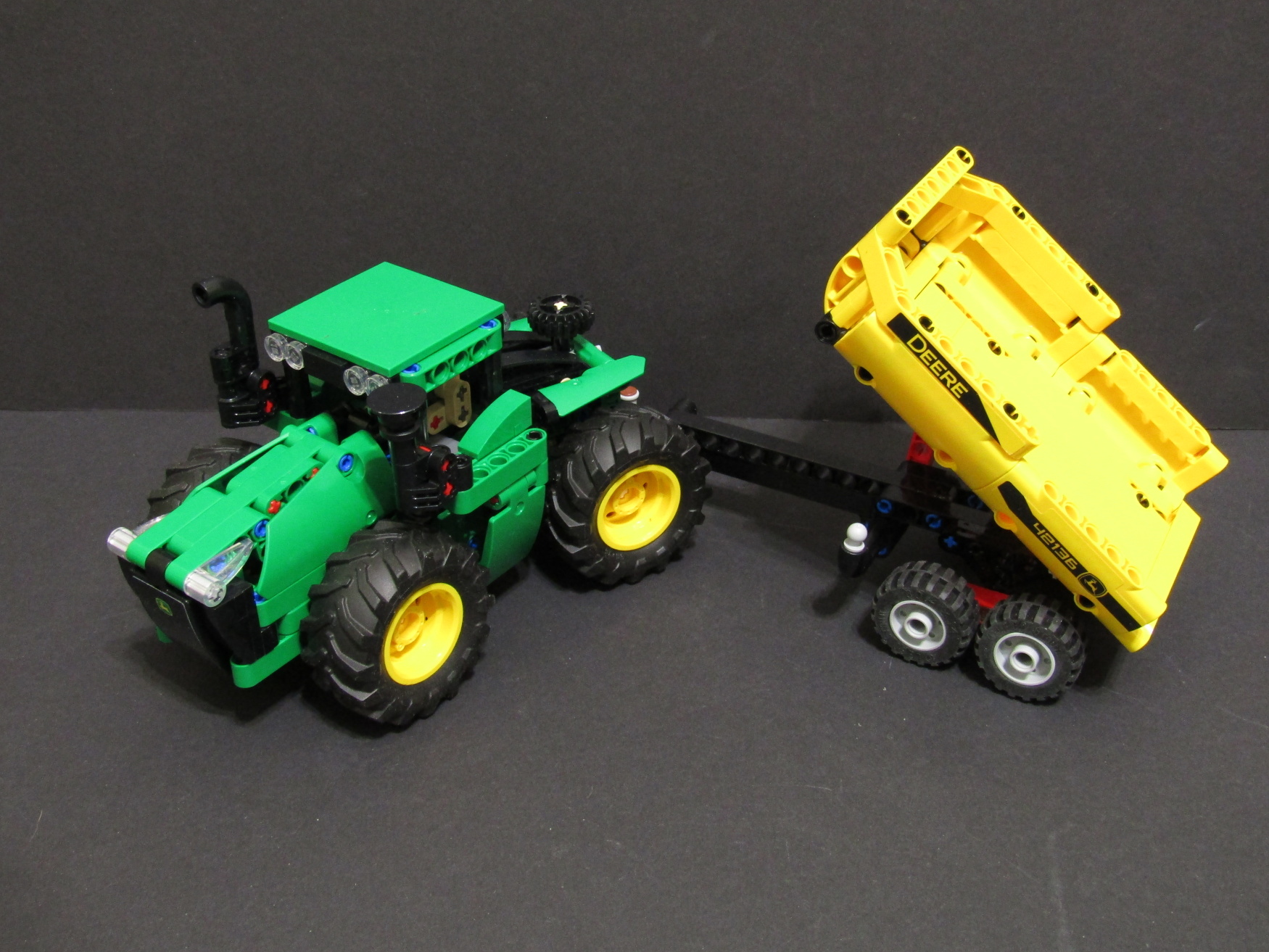 LEGO® Technic 42136 John Deere 9620R 4WD Tractor - POUŽITÉ