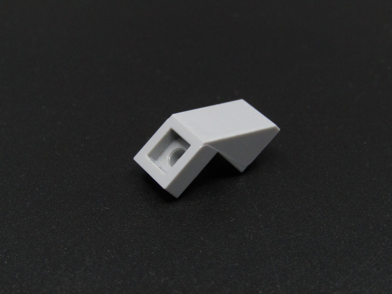 Lego destička inverted 45° 2 x 1 - světle šedá - light bluish gray