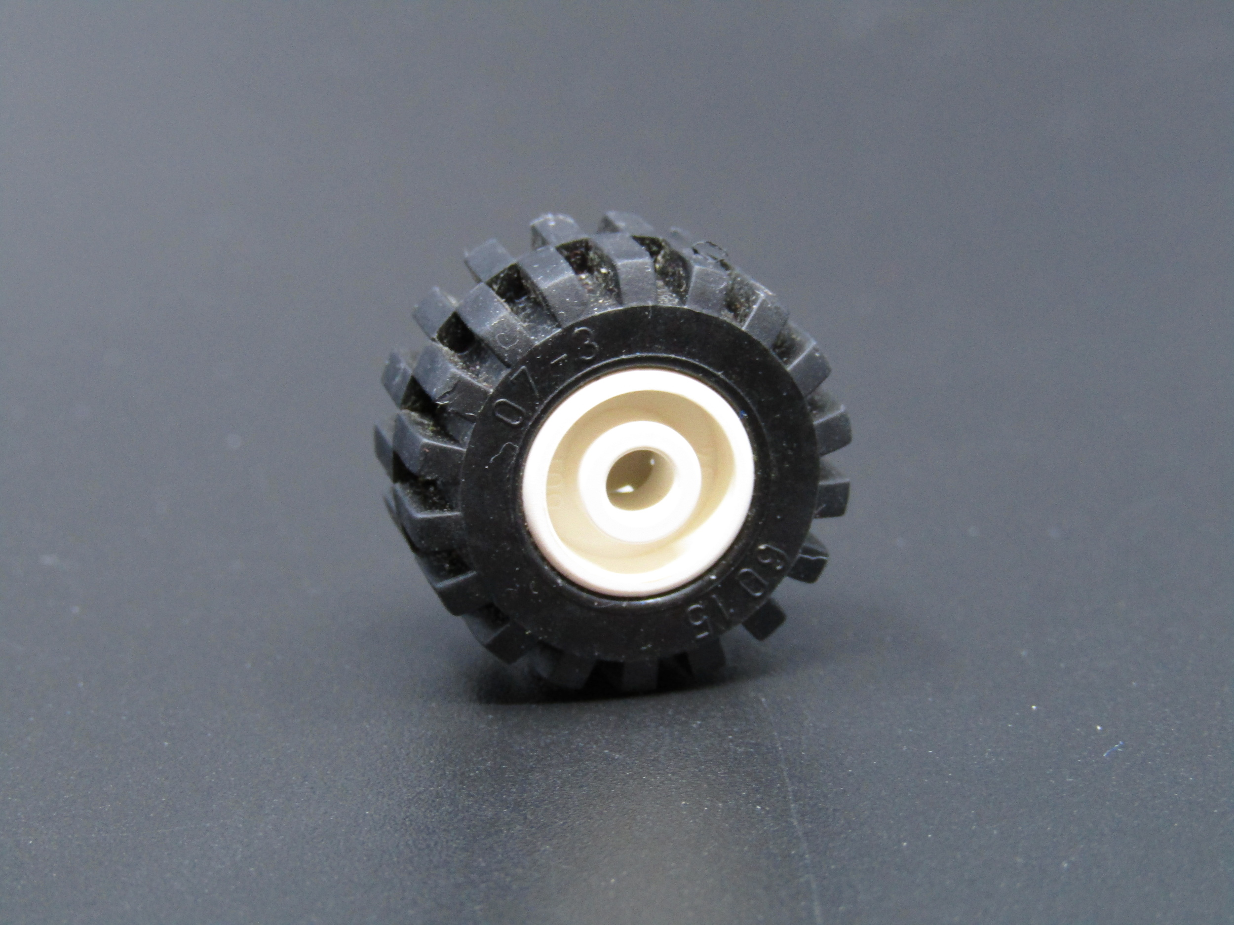 Lego kolo 11mm x 21mm - kulatý malý pin bílé