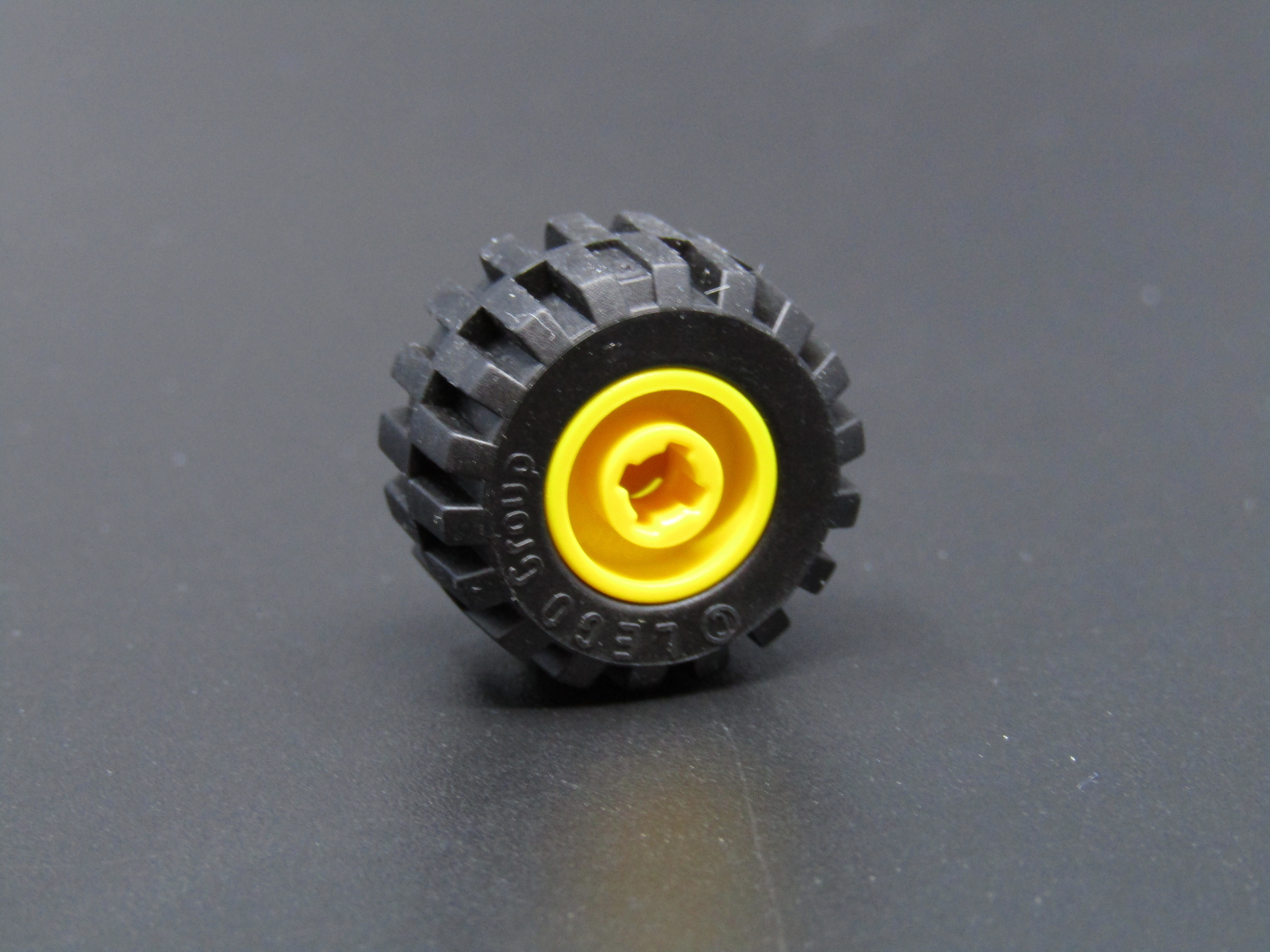 Lego kolo 11mm x 21mm - křížový malý pin žluté