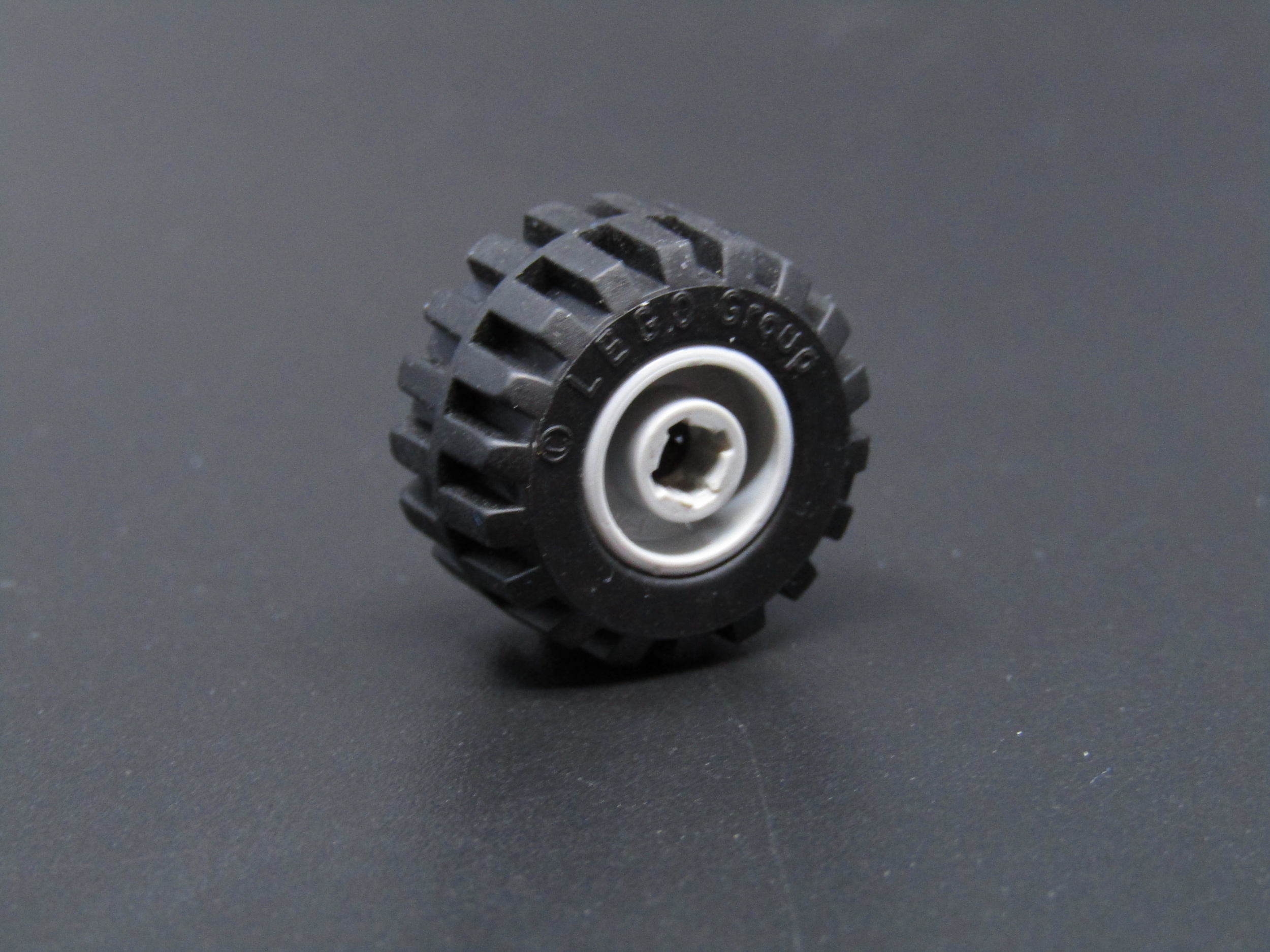Lego kolo 11mm x 21mm - křížový malý pin světle šedá