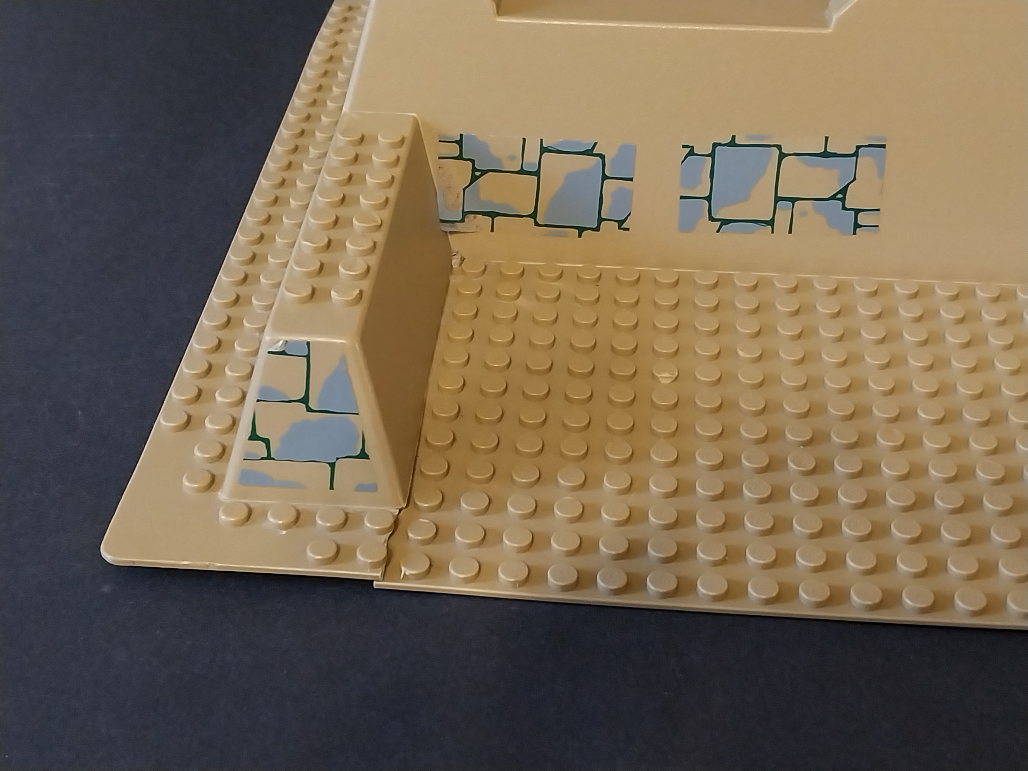 Lego základová deska 32 x 48 x 6 - tmavě béžová - POŠKOZENÁ