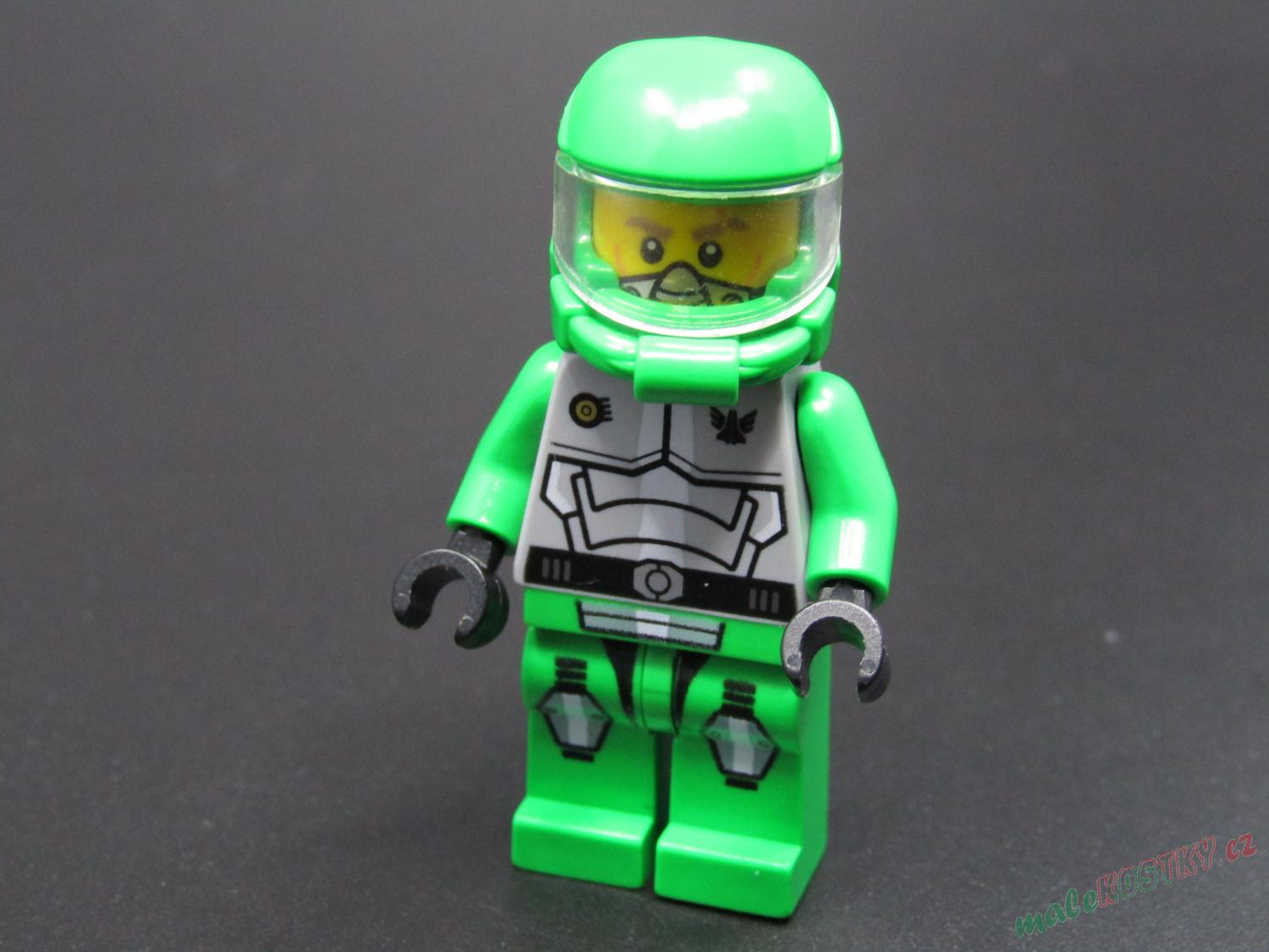 Lego minifigurka - Chuck Stonebreaker - PRASKLÉ TĚLO + RUKA