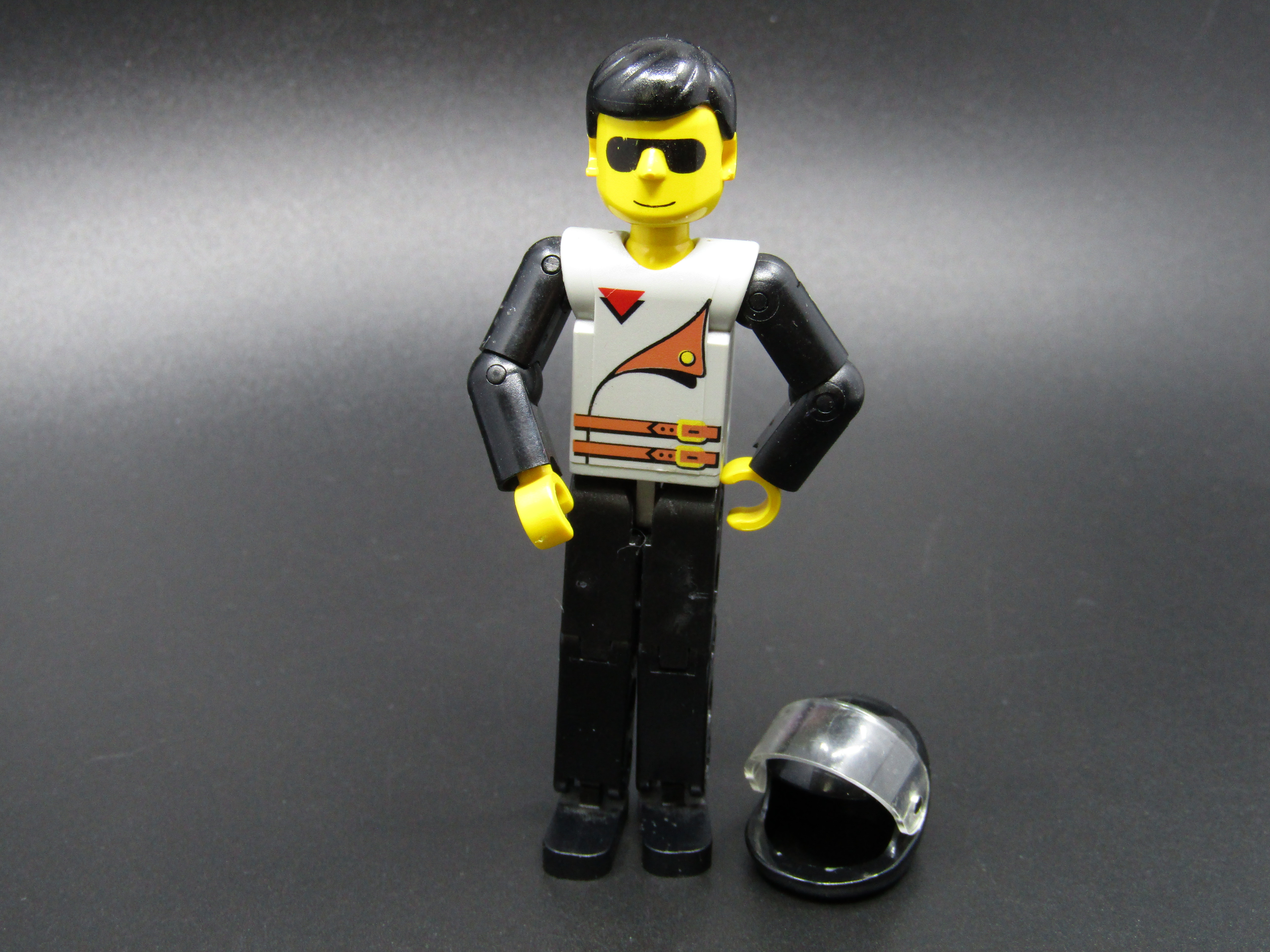 Lego figurka Technic - černošedá s helmou