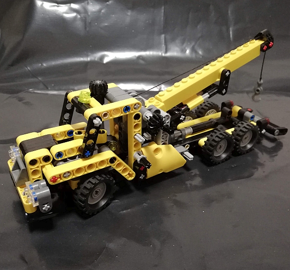 Lego Technic Mini mobilní jeřáb - odtahový vůz 2v1