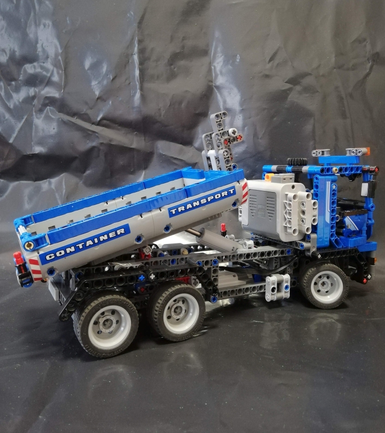Lego Technic Nákladní vůz s kontejnerem - s motorkem