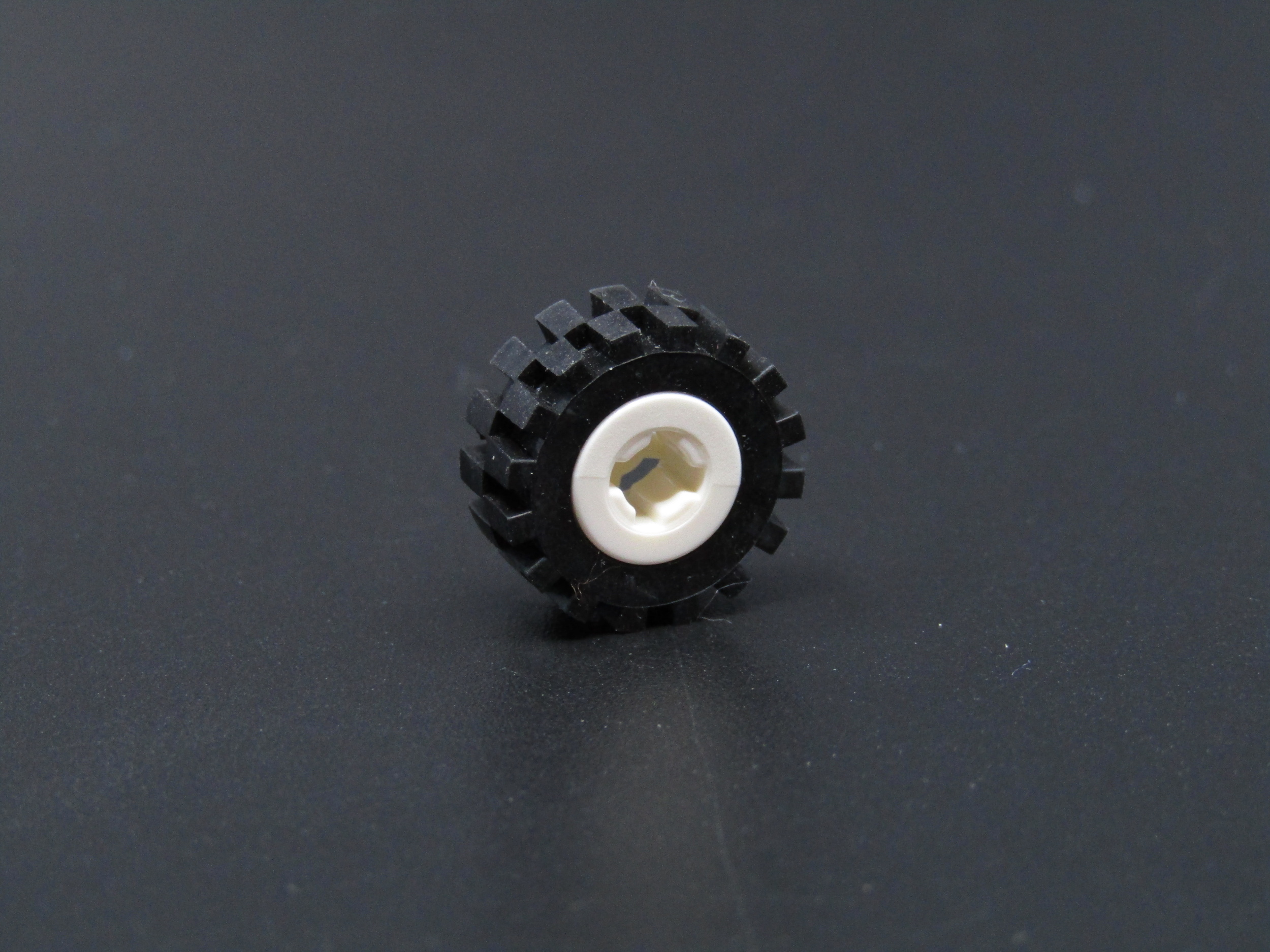 Lego kolo s pneu průměr 8mm - bílé