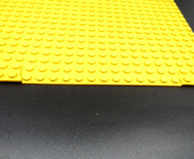 Lego základní deska 16x32 - žlutá - POŠKOZENÁ