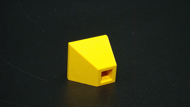 Lego šikmá kostka 45 2x2 - žlutá