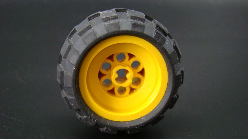 Lego kolo s pneu 43.2 x 28 - křížový pin - žluté