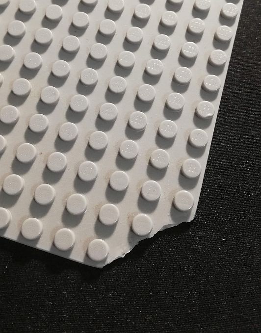 Lego základní deska 48x48 - světle šedá - light bluish gray - poškozená