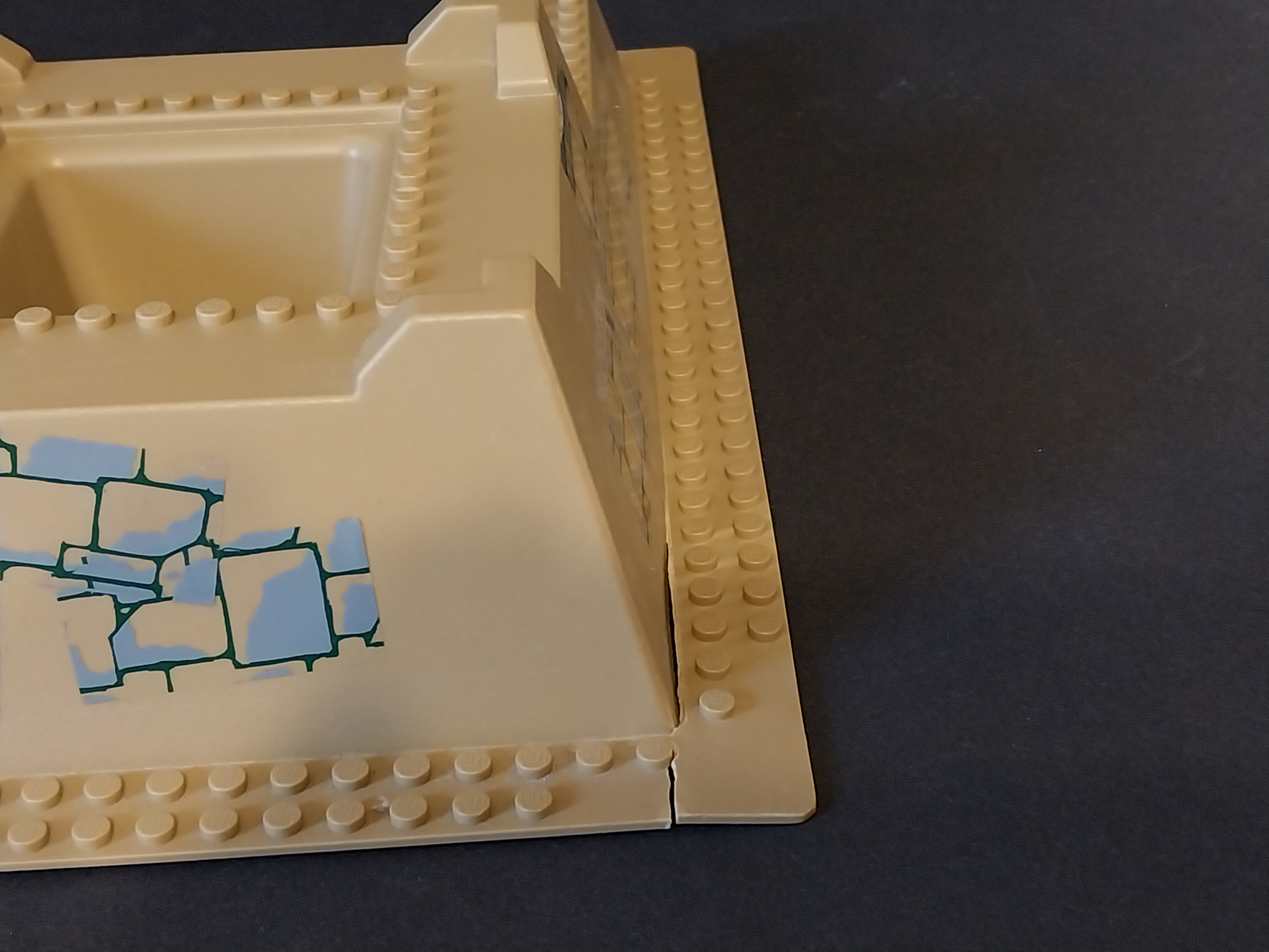 Lego základová deska 32 x 48 x 6 - tmavě béžová - POŠKOZENÁ