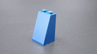 Lego kostička šikmá 75 2x2x3 - modrá