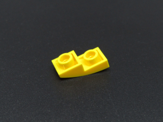 Lego destička zaoblená 2 x 1 x 2/3 Inverted - žlutá