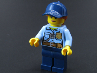 Lego city figurka - policistka - PRASKLÉ RUCE