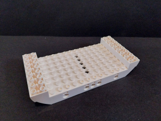 Lego loď - část střední 8 x 16 x 2 1/3 - s pěti otvory - bílá