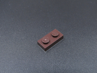 Lego destička 1x2 tmavě hnědá