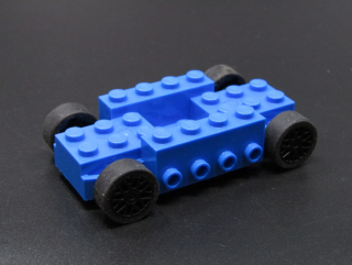 Lego podvozek 4 x 8 x 1 1/3 s koly - modrý