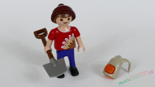 Playmobil figurka s lopatou a batůžkem