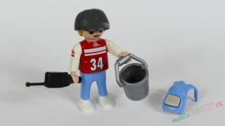 Playmobil figurka s batůžkem, kyblíčkem a vysílačkou