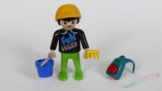 Playmobil figurka s batůžkem, hrabičkami a kyblíčkem