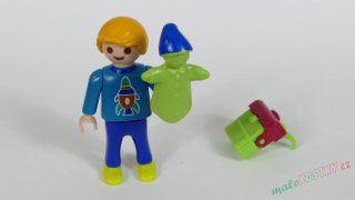 Playmobil figurka s batůžkem a maňáskem