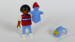 Playmobil figurka s batůžkem a maňáskem