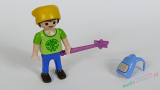 Playmobil figurka s batůžkem a hůlkou