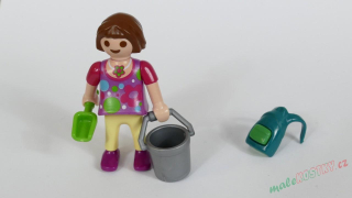 Playmobil figurka s kyblíčkem, lopatičkou a batůžkem