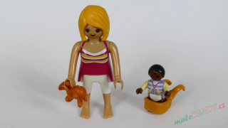 Playmobil figurka s batohem pro dítě a hračkou medvídka