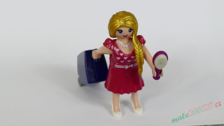 Playmobil figurka s hřebenem, cestovním kufrem a nasazovacími šaty