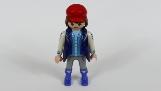 Playmobil figurka v zimním oblečení s čepicí