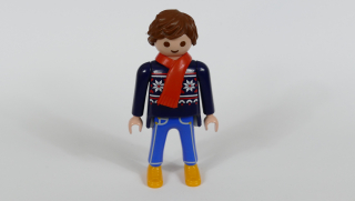 Playmobil figurka v zimním oblečení se šálou