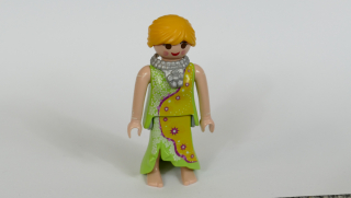 Playmobil figurka v šatech s náhrdelníkem