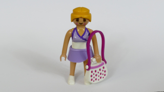 Playmobil figurka paní se sukní a kabelkou