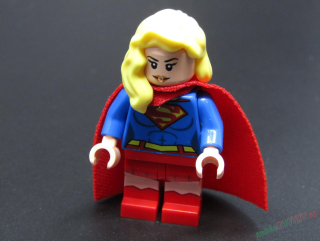 Lego figurka Super Heroes - Supergirl - DROBNÁ ODĚRKA NA PUSE